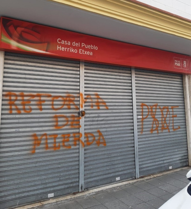 Pintadas contra la reforma laboral en la Casa del Pueblo de Ermua.