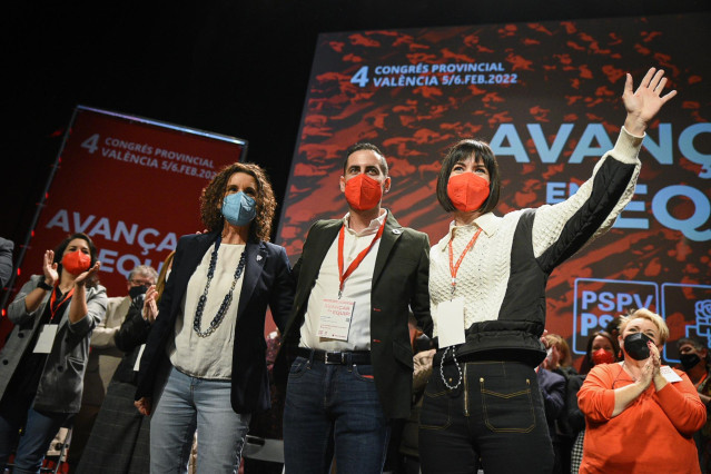 La ministra de Ciencia, Diana Morant (1i), y el alcalde de Mislata, Carlos Fernández Bielsa, y la exsecretaria provincial y diputada autonómica, Mercedes Caballero