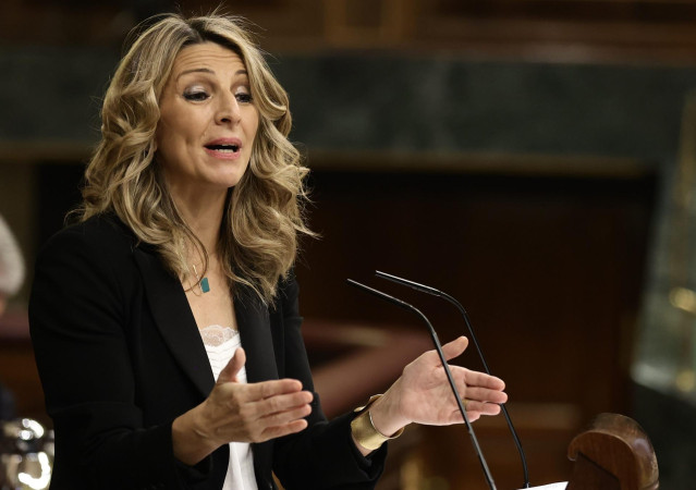 La vicepresidenta segunda del Gobierno y ministra de Trabajo y Economía Social, Yolanda Díaz, interviene en una sesión plenaria en el Congreso de los Diputados, a 3 de febrero de 2022, en Madrid (España).