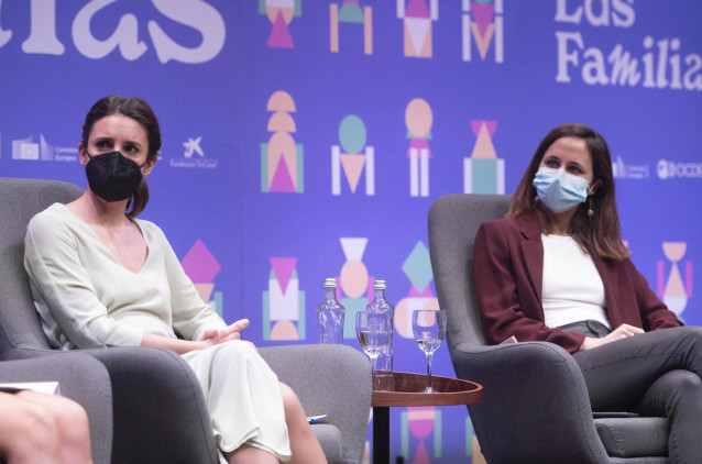 La ministra de Igualdad, Irene Montero (i), y la ministra de Derechos Sociales, Ione Belarra, en la presentación de un Libro Blanco para un nuevo marco sobre apoyo y protección familiar, en Caixa Fórum, a 3 de febrero de 2022, en Madrid (España).