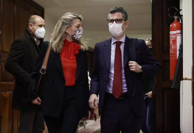 La vicepresidenta segunda del Gobierno y ministra de Trabajo y Economía Social, Yolanda Díaz, y el ministro de la Presidencia, Relaciones con las Cortes y Memoria Democrática, Félix Bolaños, a su llegada a una sesión plenaria en el Congreso.