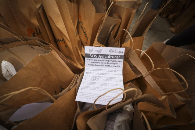 Archivo - Bolsas de la organización Unións Agrarias que reparten de forma gratuita 2.000 kilos de pollo como protesta por la subida en los costes de producción en la avicultura y los precios de venta