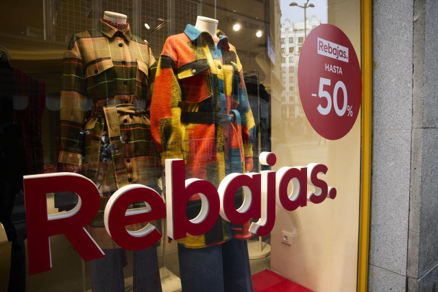 Archivo - Un cartel de rebajas en un escaparate en una calle comercial del centro de Madrid