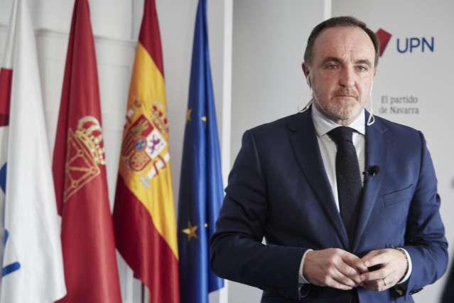 El presidente de UPN, Javier Esparza, posa después de ofrecer una rueda de prensa en la sede de UPN, a 4 de febrero de 2022, en Pamplona, Navarra (España).