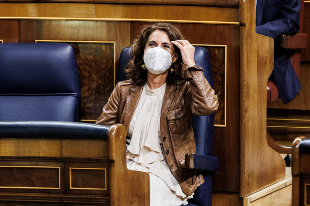 La ministra de Hacienda y Función Pública, María Jesús Montero, en una sesión plenaria, en el Congreso de los Diputados, a 1 de febrero de 2022, en Madrid (España). En el pleno de hoy, se debaten, entre otros temas, la votación llevada por el PP para supr