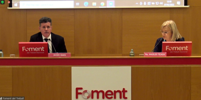 La presidenta de la comisión de relaciones laborales y recursos humanos, Maria Ángeles Tejada y el director de relaciones laborales y asuntos sociales Javier Ibars, en la presentación del 'Informe de Mercado y Negociación Colectiva’