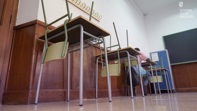 Archivo - Pupitres en un aula.