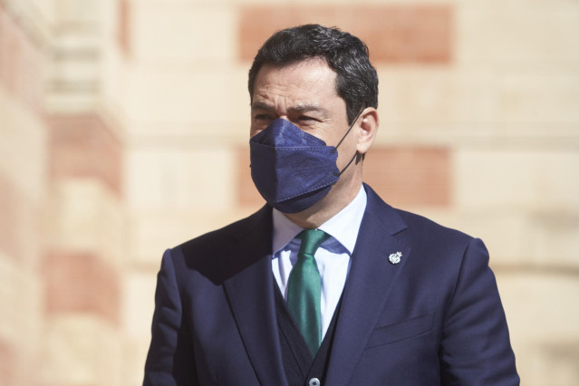 El presidente de la Junta, Juanma Moreno, tras el Consejo de Gobierno de la Junta de Andalucía en la Antigua Estación de Linares, a 7 de febrero de 2022 en Jaén (Andalucía, España)