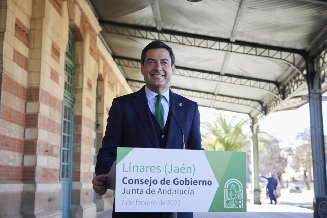 El presidente de la Junta, Juanma Moreno, este lunes en la rueda de prensa del Consejo de Gobierno, que se ha celebrado en Linares (Jaén).