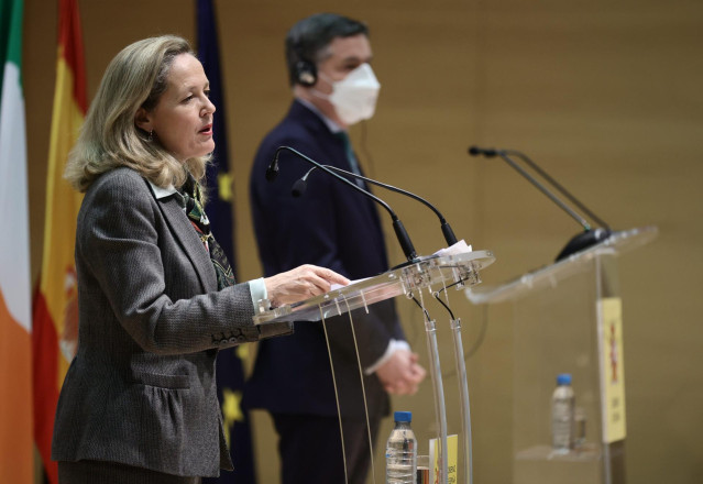 La vicepresidenta primera y ministra de Asuntos Económicos y Transformación Digital, Nadia Calviño y el presidente del Eurogrupo y ministro de Finanzas irlandés, Paschal Donohoe, ofrecen una rueda de prensa tras su reunión bilateral.