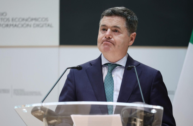 El presidente del Eurogrupo y ministro de Finanzas irlandés, Paschal Donohoe, en una rueda de prensa tras su reunión bilateral con la vicepresidenta primera y ministra de Asuntos Económicos y Transformación Digital, en el ministerio de Asuntos Económicos