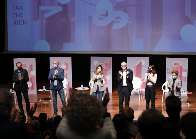 (I-D) El presidente de Gestha, Carlos Cruzado; Nacho Álvarez; la ministra Ione Belarra; el que fuera dirigente del Partido Laborista de Reino Unido, Jeremy Corbyn; la ministra Irene Montero; y responsable de Justicia Fiscal de Oxfam Intermón, Susana Ruiz,