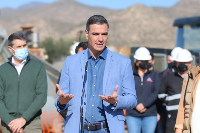 El presidente del Gobierno, Pedro Sánchez, durante su intervención después de realizar  la visita a la planta geotérmica de Cardial Recursos Alternativos S.L. a 07 de febrero del 2022 en Campo de Níjar (Almería, Andalucía, España).