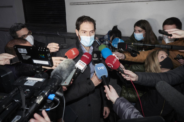 El diputado de la formación regionalista Sergio Sayas ofrece declaraciones a los medios de comunicación a su llegada a la sede de UPN, a 7 de febrero de 2022, en Navarra, Pamplona (España). El Comité de Garantías y Disciplina de UPN se reúne con los diput