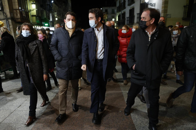 García Egea, en el centro de la imagen, recorre las calles de Soria en compañía de Fernández Mañueco.