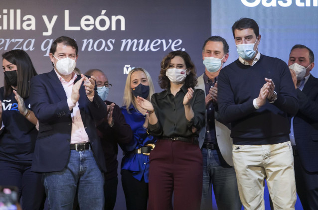 La presidenta de la Comunidad de Madrid, Isabel Díaz Ayuso (c), el cabeza lista del PP por Burgos, Ángel Íbañez (2d) y el candidato a la Presidencia de la Junta de Castilla y León, Alfonso Fernández Mañueco (2i), en un acto de campaña electoral, a 4 de fe