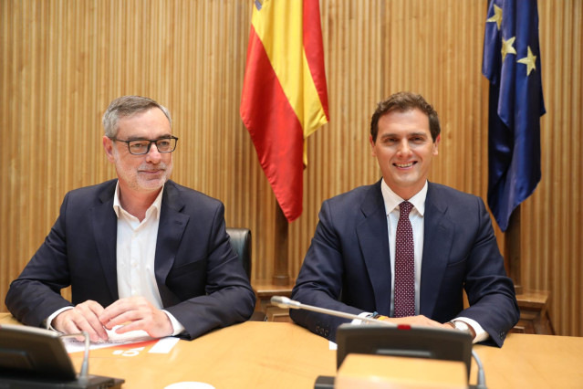 Archivo -  El ex secretario general de Ciudadanos, José Manuel Villegas, y el expresidente de la formación naranja, Albert Rivera, durante la primera reunión de los diputados electos del partido liberal.