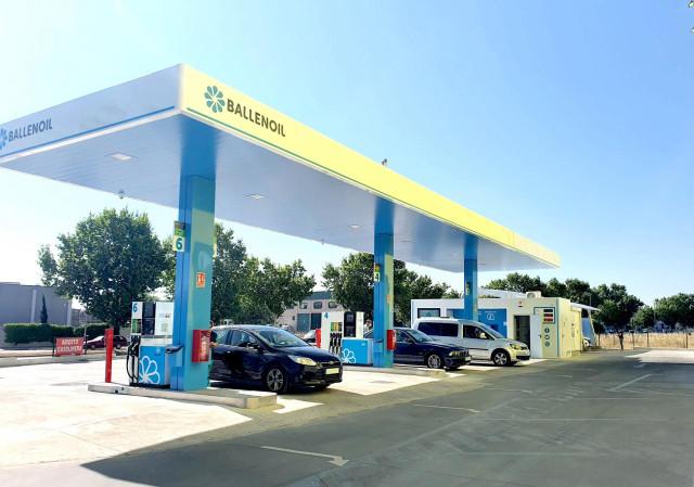 Archivo - Estación de servicio de Ballenoil