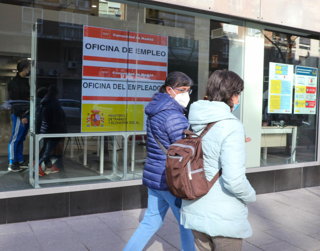 Dos mujeres pasan por delante de una Oficina de Empleo, en Madrid (España).