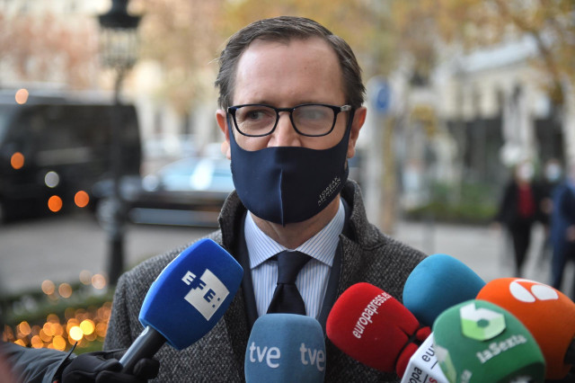 Archivo - El portavoz del PP en el Senado, Javier Maroto, responde a los medios a su llegada a un desayuno informativo de Fórum Europa, en el Hotel Mandarin Oriental Ritz, a 16 de diciembre de 2021, en Madrid, (España).