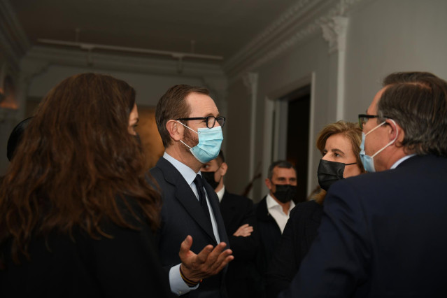 El Portavoz del PP en el Senado, Javier Maroto (c), y la presidenta de la Fundación CEOE, Fátima Báñez (2d) conversan a su llegada  a la presentación del libro del senador Jaime de los Santos en el Club Monteverdi, a 7 de febrero de 2022, en Madrid (Españ