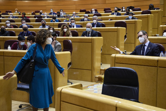 Archivo - La ministra de Hacienda, Maria Jesús Montero (1i), y el portavoz del PP en el Senado, Javier Maroto (1d), conversan en una Sesión de Control en el Senado, a 21 de diciembre de 2021, en Madrid (España). El Senado celebra su última sesión plenaria