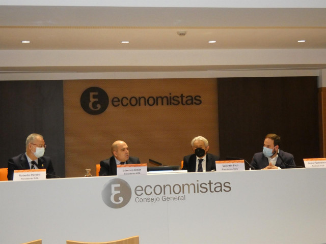 De izquierda a derecha: el presidente de EAL-CGE, Roberto Pereira; el presidente de ATA, Lorenzo Amor; el presidente del CGE, Valentín Pich; y el analista del CGE,  Javier Santacruz.
