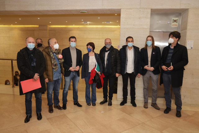 Representantes de los sindicatos, PSOE y Unidas Podemos antes de la asamblea en la que los secretarios generales de UGT, Pepe Álvarez, y CCOO, Unai Sordo, han detallado los acuerdos de la reforma laboral recién aprobada.