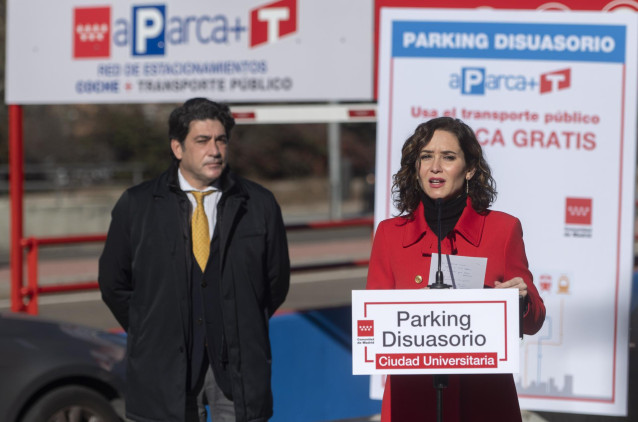 El consejero de Transportes e Infraestructuras, David Pérez y la presidenta de la Comunidad de Madrid, Isabel Díaz Ayuso.
