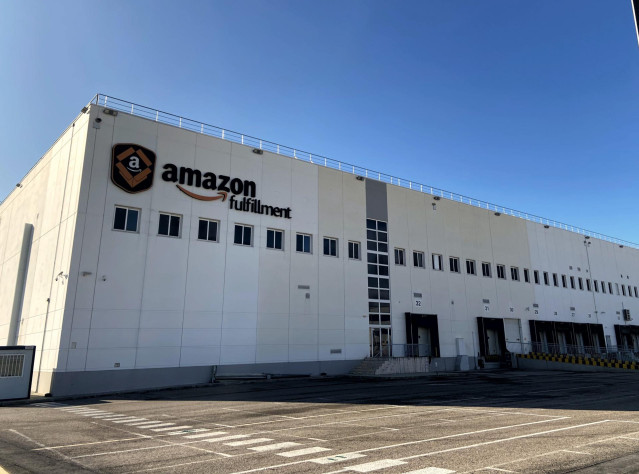 Archivo - Una planta logística de Amazon en San Fernando de Hernares, Madrid