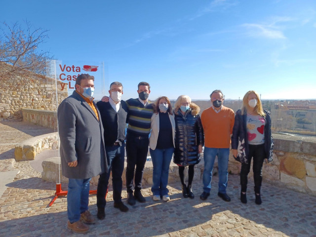 Lastra, López y Fagúndez, con los miembros de la candidatura del PSOE de Zamora.