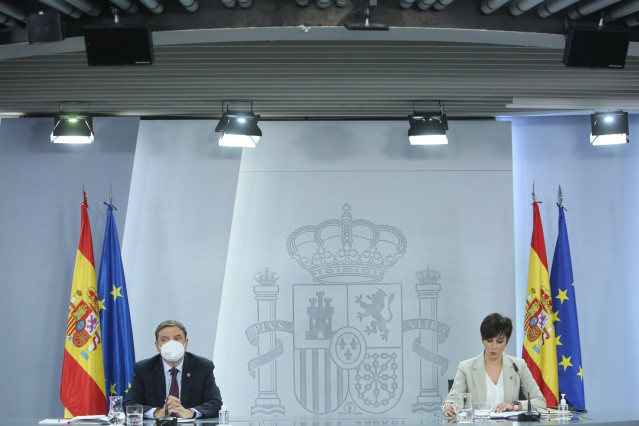 El ministro de Agricultura, Pesca y Alimentacíón, Luis Planas y la ministra Portavoz y de Política Territorial, Isabel Rodríguez, en una rueda de prensa posterior a una reunión del Consejo de Ministros
