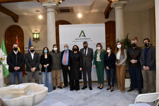 Crespo (c), junto a autoridades y representantes del sector oleícola.