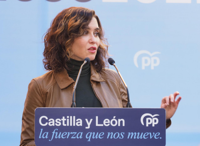 La presidenta de la Comunidad de Madrid, Isabel Díaz Ayuso, interviene en una comida-mitin con afiliados del PP de Valladolid, en el Hotel Melià Recoletos, a 8 de febrero de 2022, en Valladolid, Castilla y León (España).