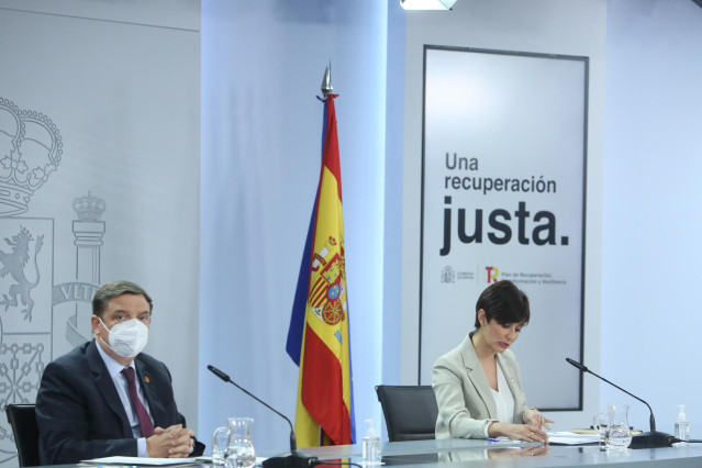 El ministro de Agricultura, Pesca y Alimentacíón, Luis Planas y la ministra Portavoz y de Política Territorial, Isabel Rodríguez, en una rueda de prensa posterior a una reunión del Consejo de Ministros, en La Moncloa, a 8 de febrero de 2022, en Madrid (Es