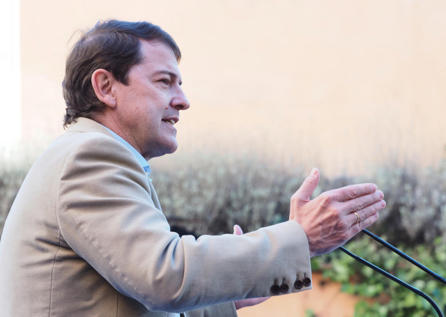El candidato del PP de Castilla y León a las elecciones autonómicas, Alfonso Fernández Mañueco, interviene en una comida-mitin con afiliados del PP de Valladolid, en el Hotel Melià Recoletos, a 8 de febrero de 2022, en Valladolid, Castilla y León (España)