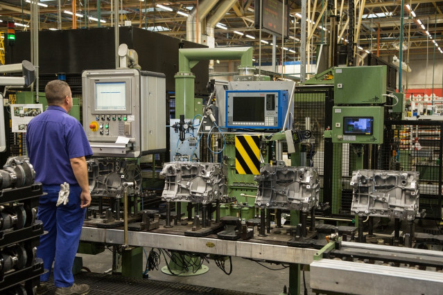 Archivo - Ingenieros de la planta de Ford en Almussafes (Valencia)