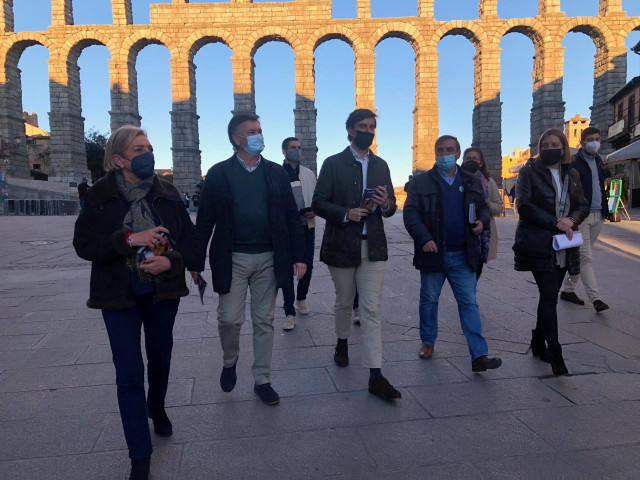 El vicesecretario de Comunicación del Partido Popular a nivel nacional, Pablo Montesinos, junto a la candidatura del PP de Segovia.