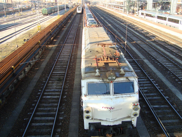 Archivo - Tren de mercancías de Renfe