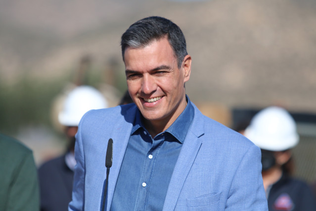 El presidente del Gobierno, Pedro Sánchez, durante su intervención después de realizar  la visita a la planta geotérmica de Cardial Recursos Alternativos S.L. a 07 de febrero del 2022 en Campo de Níjar (Almería, Andalucía, España). Se trata de la primera