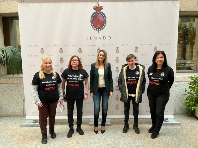 La senadora de Ciudadanos María Ponce (centro), a 9 de febrero de 2022, en el Senado con las representantes del sindicato Tu Abandono Me Puede Matar.