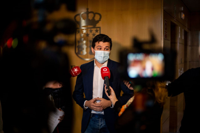 El diputado de Más Madrid y senador, Pablo Gómez Perpinyà, ofrece declaraciones a los medios.