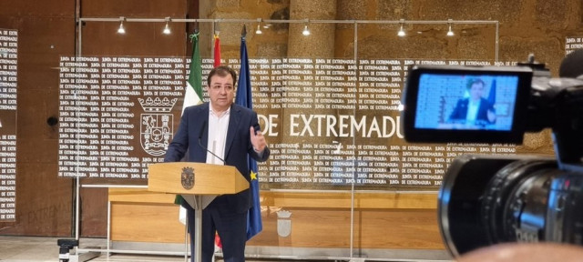 El presidente de la Junta de Extremadura, Guillermo Fernández Vara, en rueda de prensa