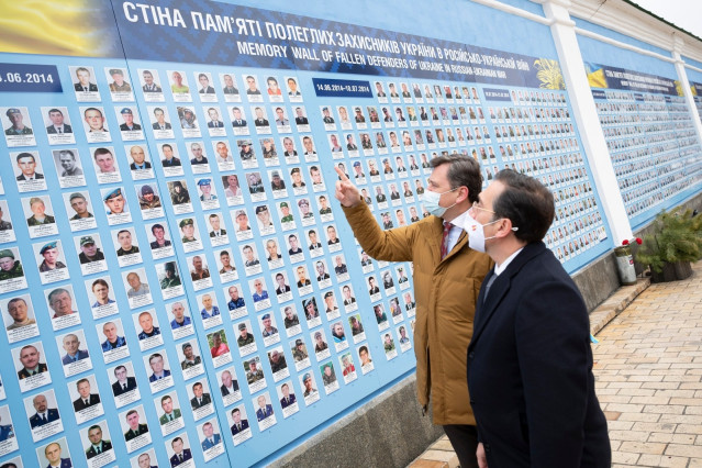 El ministro de Asuntos Exteriores, José Manuel Albares , visita junt a su homólogo de Ucrania, Dimitro Kuleba, el memorial a las víctimas del conflicto en Donbás
