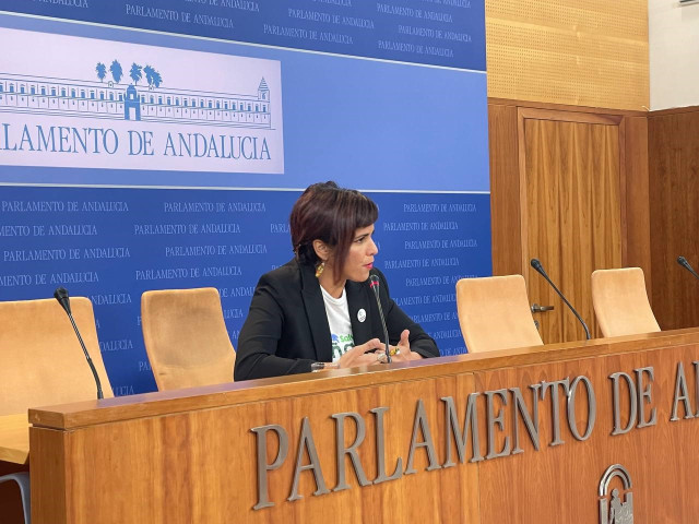 La portavoz de Adelante Andalucía, Teresa Rodríguez, en rueda de prensa en el Parlamento.
