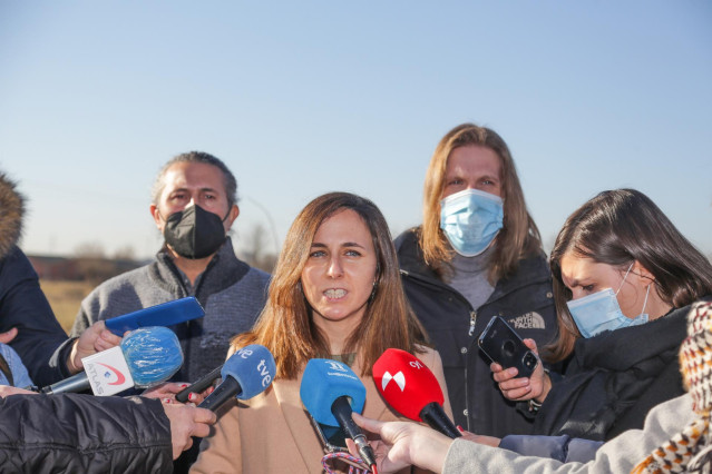 Belarra atiende a los medios de comunicación en Navatejera, junto al candidato de UP, Pablo Fernández (D).