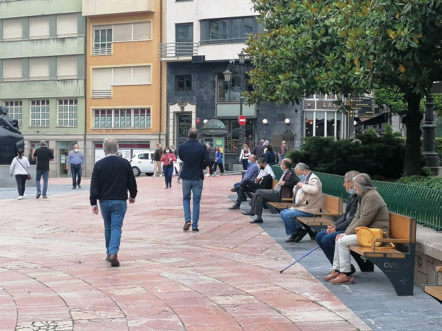 Archivo - Gente paseando por la calle