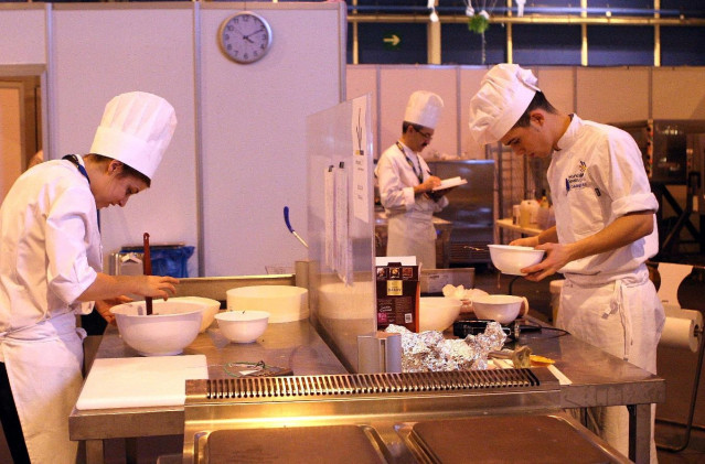 Personas trabajando en la cocina de un restaurante