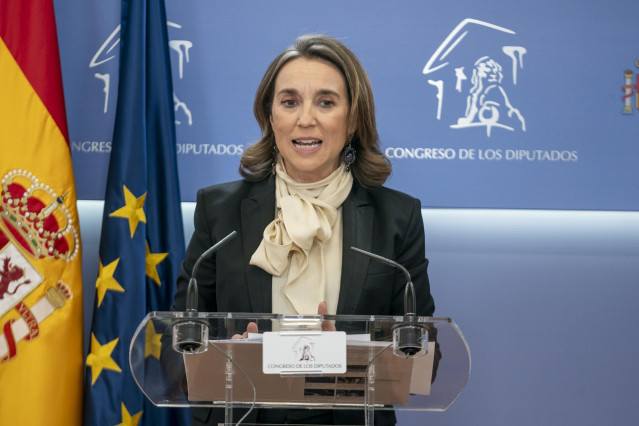 La portavoz del PP en el Congreso, Cuca Gamarra, en una rueda de prensa durante una sesión plenaria extraordinaria en el Congreso de los Diputados, a 25 de enero de 2022, en Madrid (España). El Pleno del Congreso de los Diputados se ha reunido en sesión e