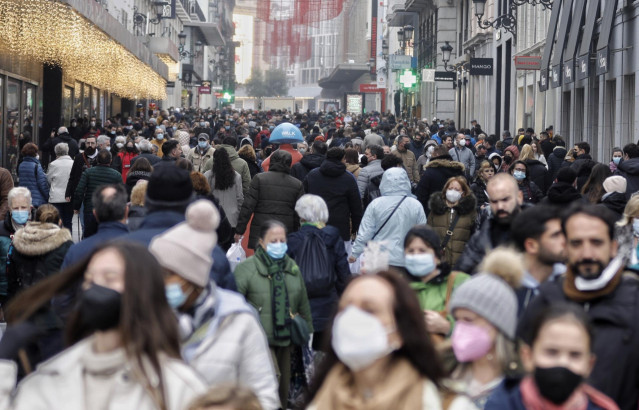 Archivo - Decenas de personas en la calle Preciados de Madrid